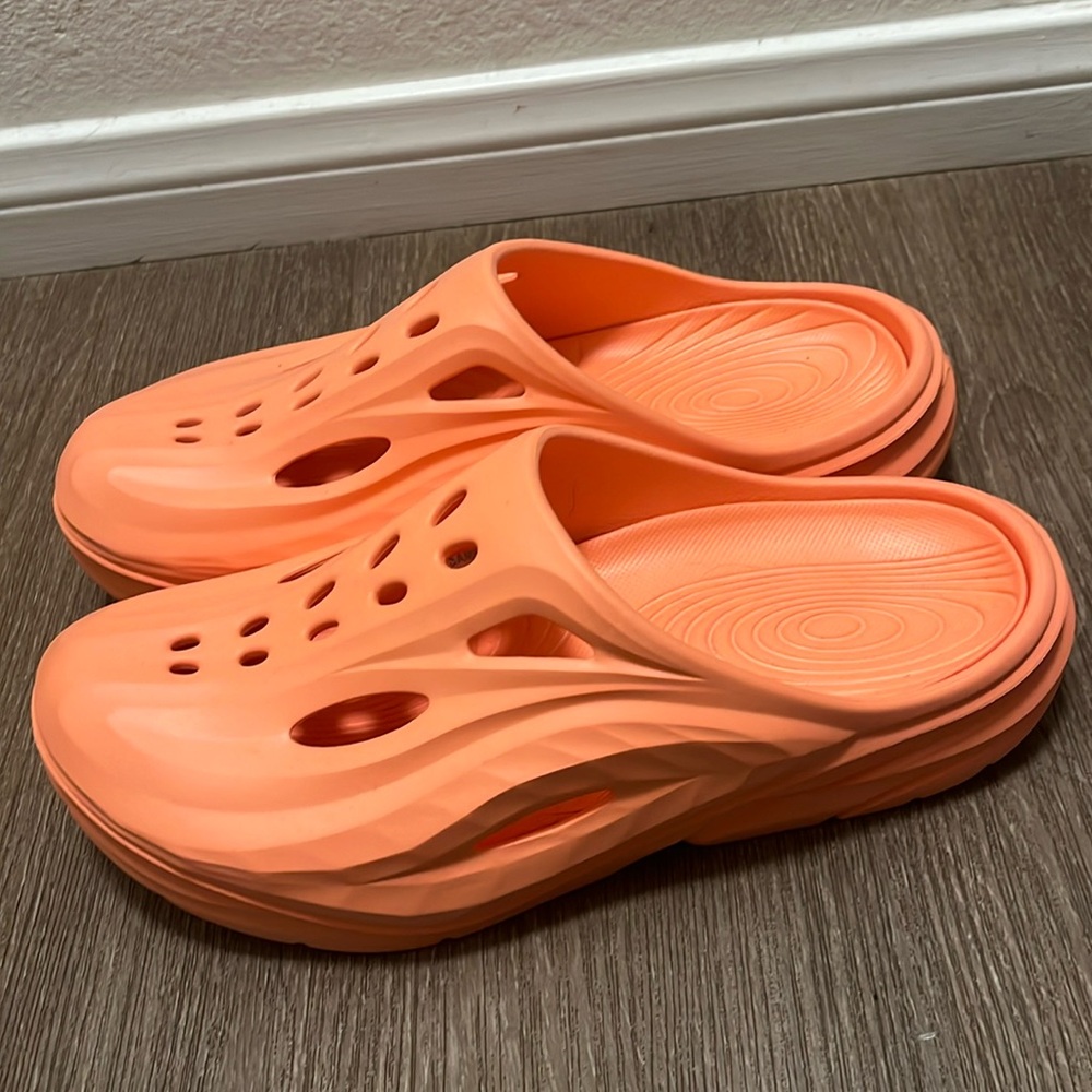 Hoka men’s Ora recovery mule. Men’s 10/ w12 brand new no box. Color is papaya